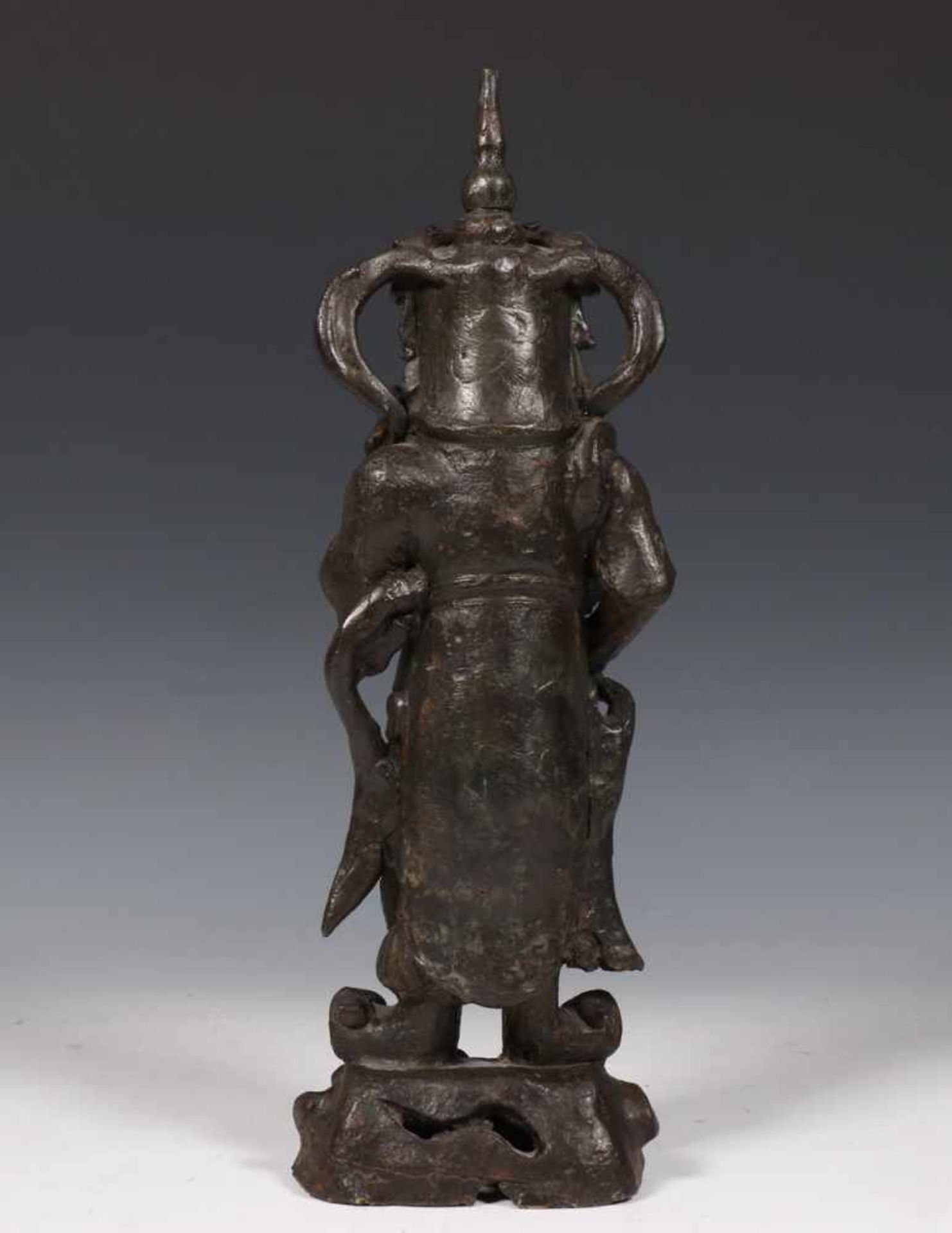 China, zwart gepatineerd bronzen sculptuur, Ming dynastie;Hemelwachter staande op rots; h. 32 cm.; - Bild 2 aus 2
