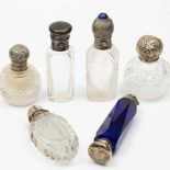 Vijf differente kristallen parfumflaconsalle met zilveren montuur. Twee Engels, beide bol van