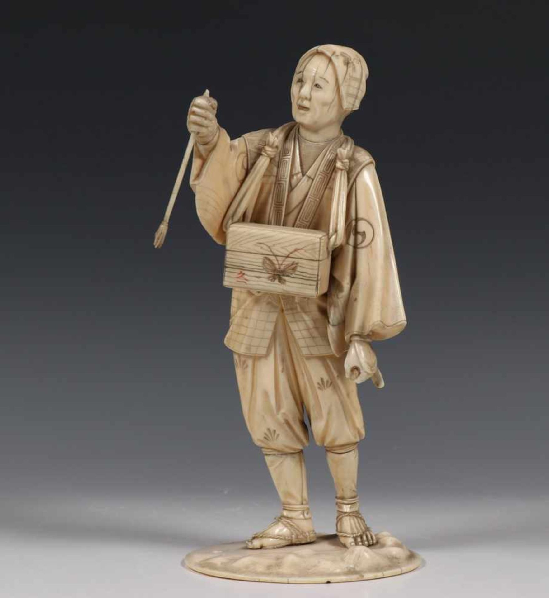 Japan, fraai gestoken ivoren okimono. Meiji periode;Marskramer, deels gravé. Gesigneerd; h. 25