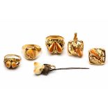 Diverse gouden en onedele sieraden ontworpen en samengesteld door Rien Poortvliet, bestaande uit