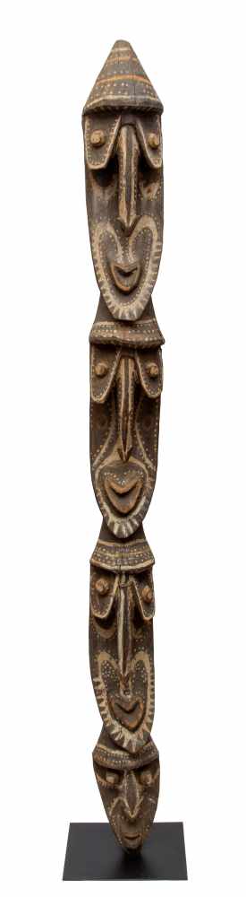 Papua Nieuw Guinea, Sepik, Maprik area, wooden pole sculpture with multiple facesdetails in red - Image 2 of 2