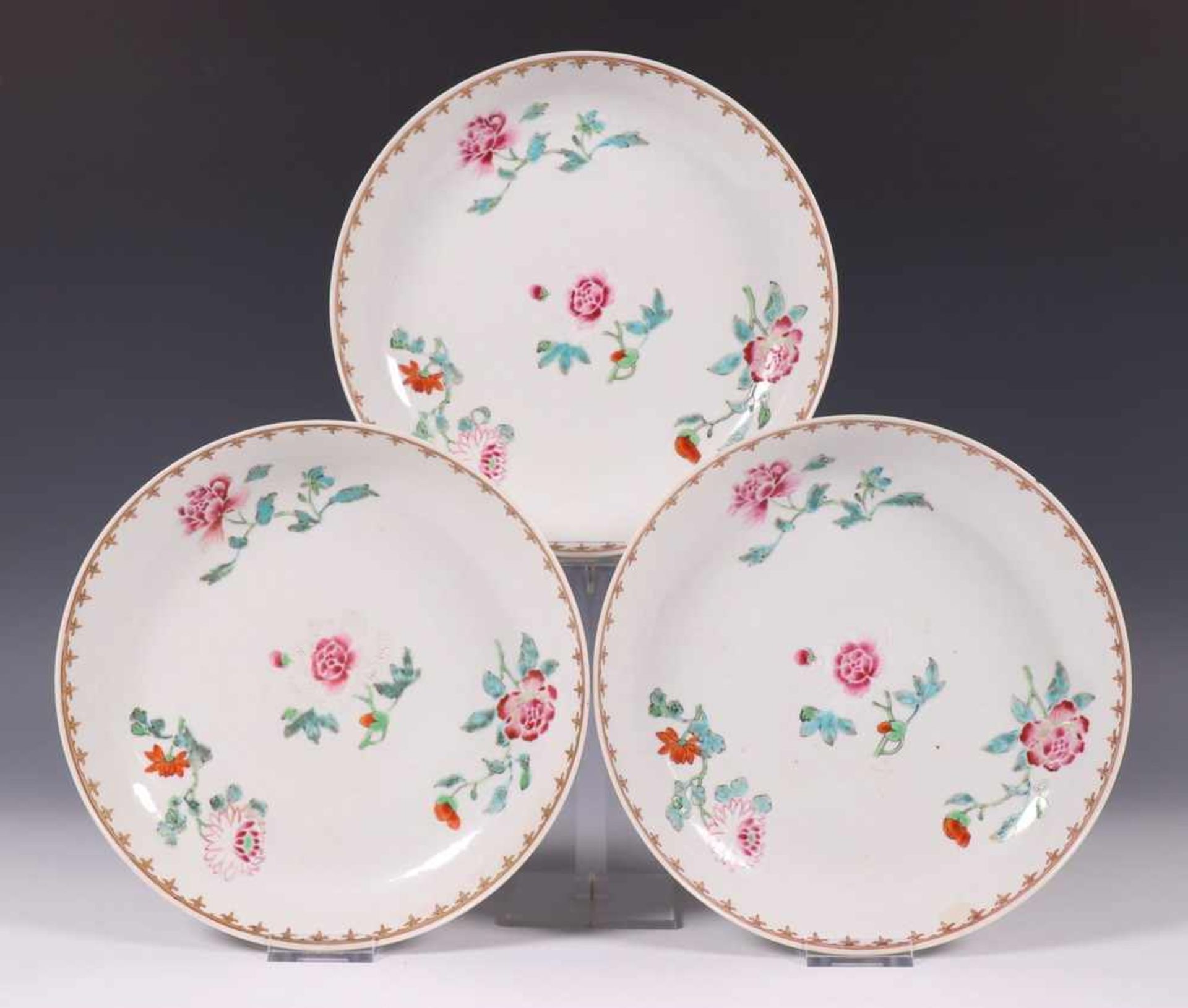 China, serie van drie dun porseleinen famille rose borden, vroeg 18e eeuw,met decor van bloesem,