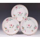 China, serie van drie dun porseleinen famille rose borden, vroeg 18e eeuw,met decor van bloesem,