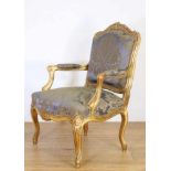 Verguld houten fauteuil in Louis XV-stijl, 19e eeuw,met blauwe damasten stoffering; Herkomst: Uit