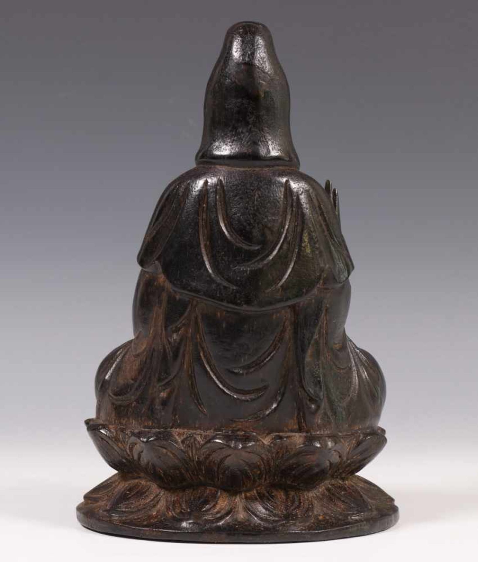 China, zwart houten gestoken Guanyin,in één hand een sprenkelaar, de rechterhand in shunimudra, - Image 3 of 4