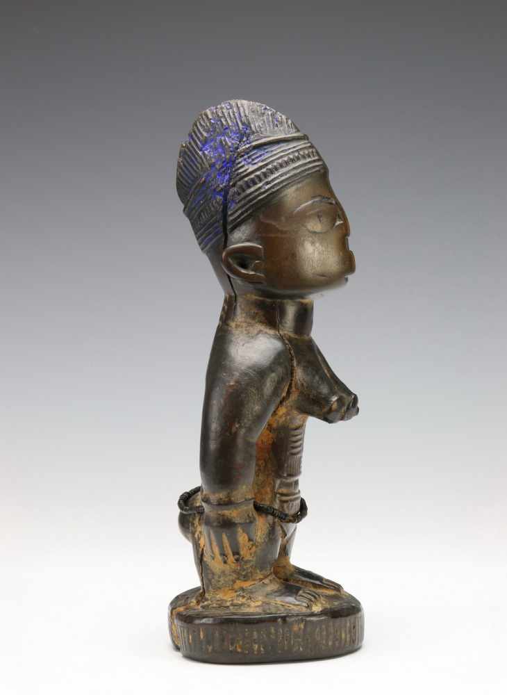 Yoruba, standing female Ibeji figurewith rows of scarifications on the body and brown to black - Image 4 of 5