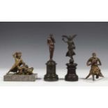 Frankrijk, vier bronzen en ijzeren 'Grand Tour' bronsjes, 19e eeuw;Victory/ bronzen klok ornament