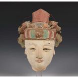 China, stucco Quan Yin hoofd, mogelijk Song dynastie,met fraaie hoofdtooi en polychromie.