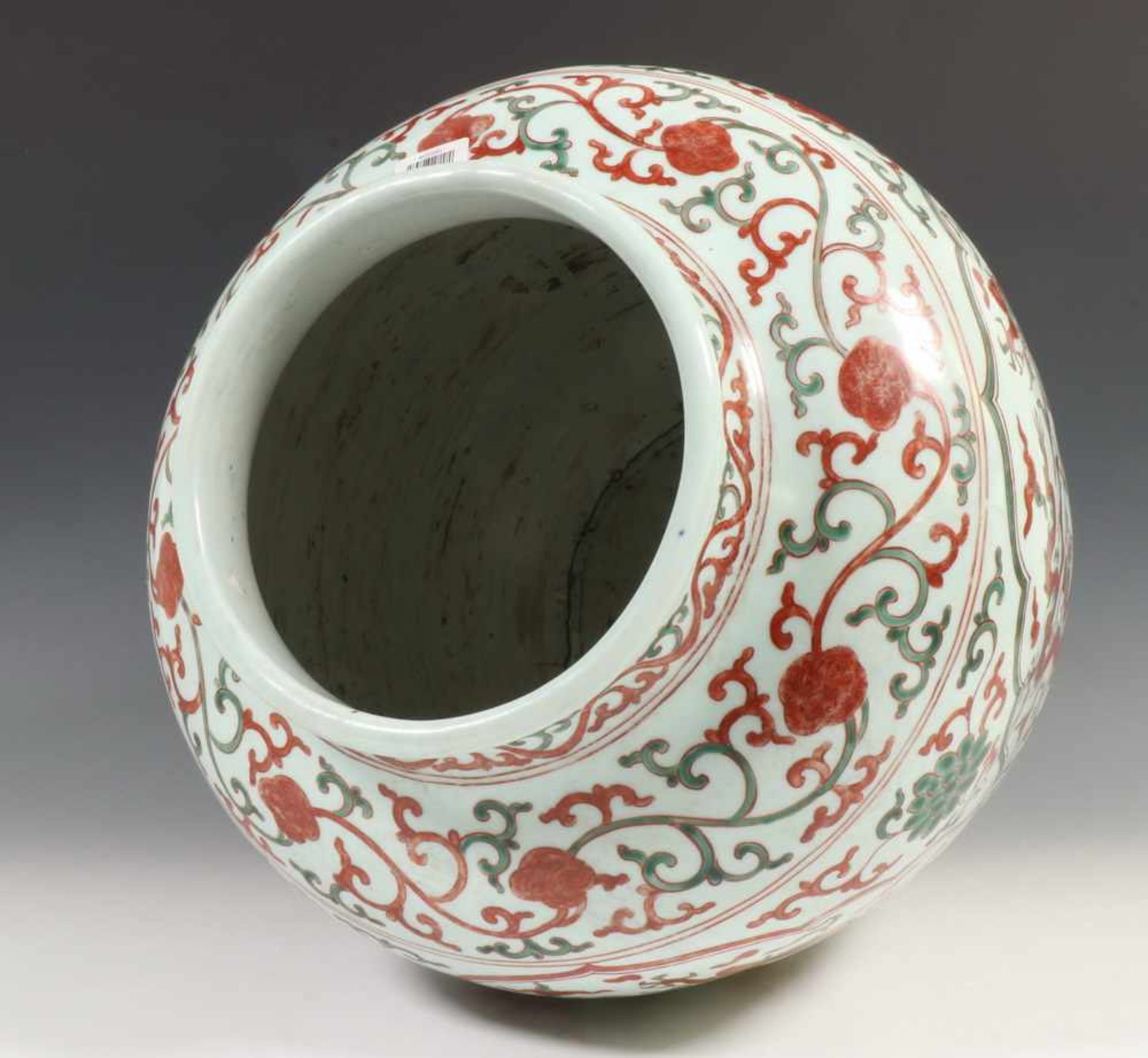China, porseleinen pot in Ming stijl,met ijzerrood en verte decor van vier madaillons waarin twee - Bild 3 aus 4