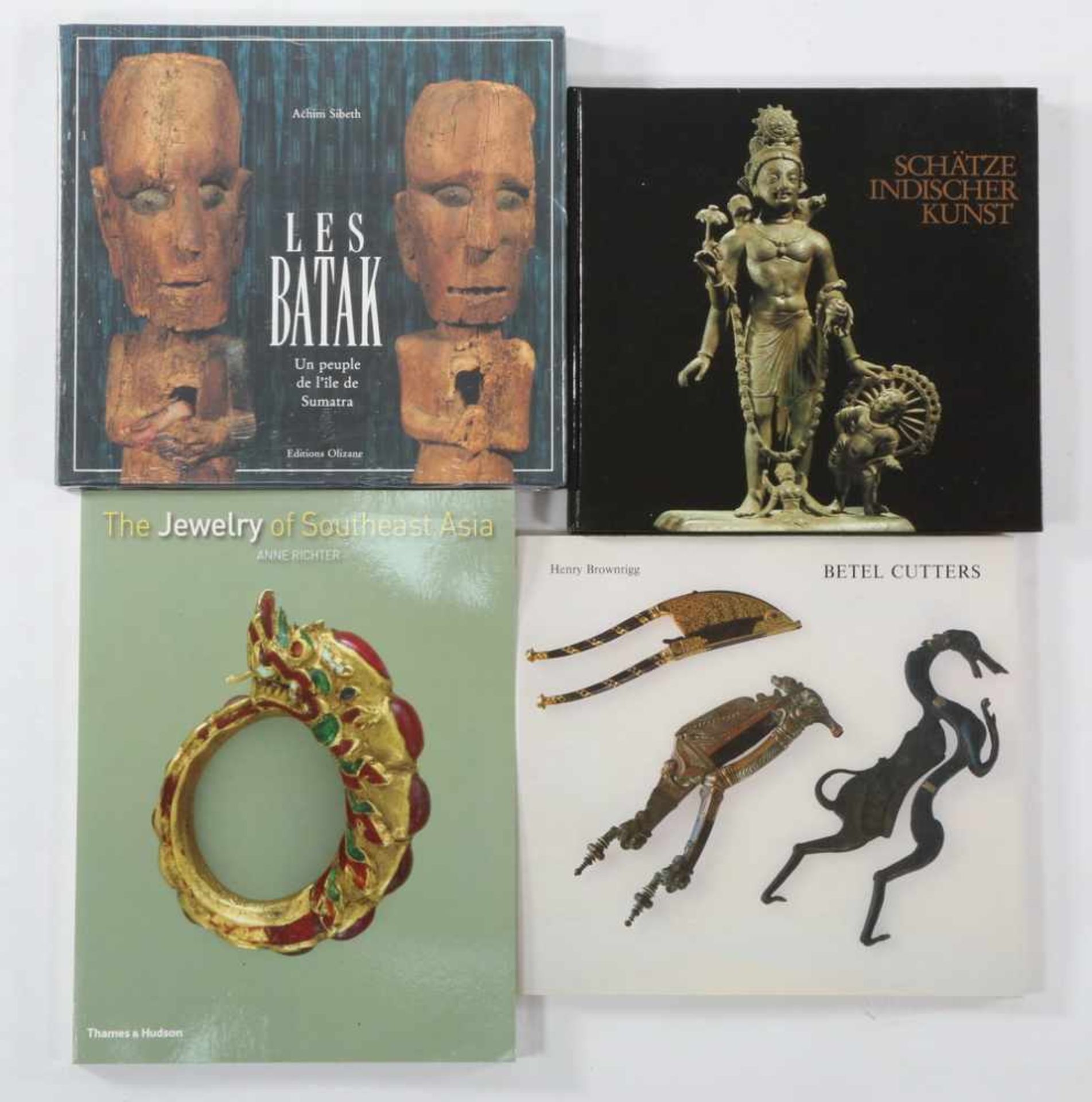 Collection of books: Sibeth, Les Bataks, 1990, H. Brownrigg on Betel Cutters, 1991The Jewelry of