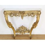 Verguld en gestoken houten console in Louis XV-stijl, 19e eeuw,met schelpornament en bladranken. Met