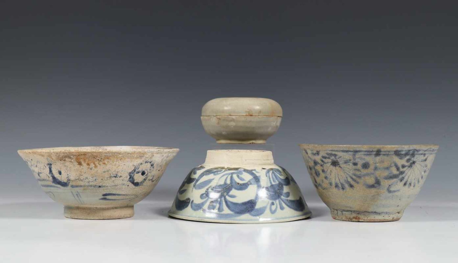 Drie aardewerken kommen uit het Vungtao scheepswrak, hierbij kommetje met deksel; diam. 9 - 15,5 - Bild 3 aus 3