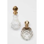 Twee differente kristallen parfumflacons, 19e eeuw,beide met 14krt. gouden montuur. Eén liggend en