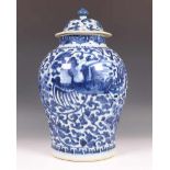 China, blauw wit porseleinen dekselvaas, mogelijk 17e eeuw,met vol bloesemdecor en foenix (