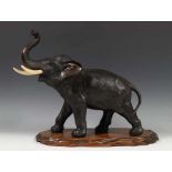 Bruin gepatineerd bronzen sculituur, Meiji periode;Olifant, met ivoren slagtanden, op losse houten