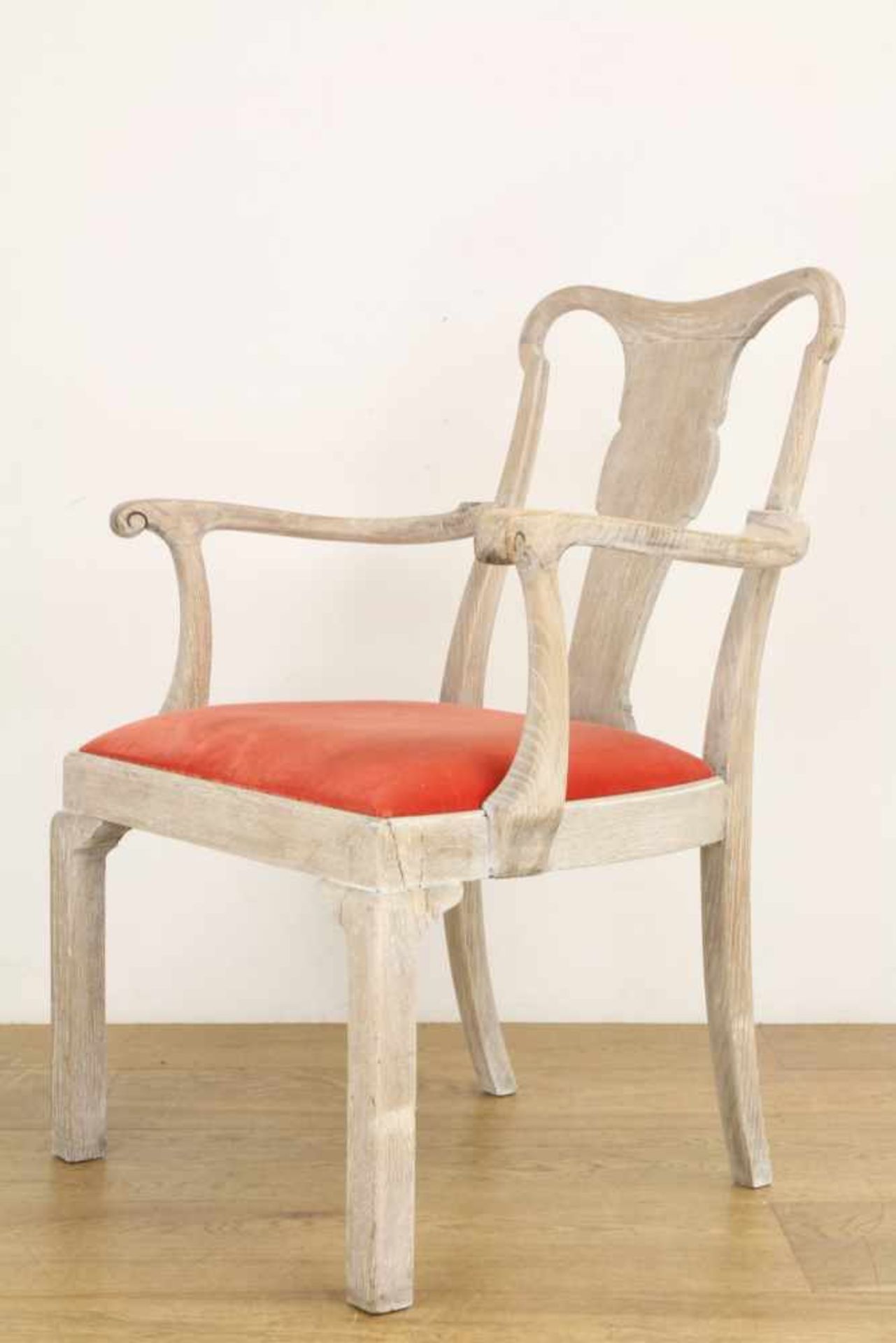Eikenhouten fauteuil, 19e eeuw.De zitting met oranje velours stoffering; [1]300