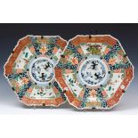 Japan, paar kantige porseleinen Imari schalen, Meiji periodemet voorstelling van bloemen, dieren