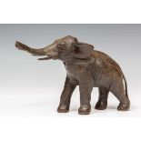 Japan, gezwart bronzen scultpuur van een olifant, ca. 1900h. 14,5 cm.; Herkomst: Collectie Cserno,