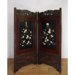 China, beschilderde rood laqué houten tweeslags kamerscherm,ieder slag met gestoken kuif en -