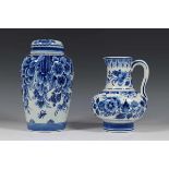 De Porceleyne fles, twee stuks blauw aardewerk;kannetje en urn; 260