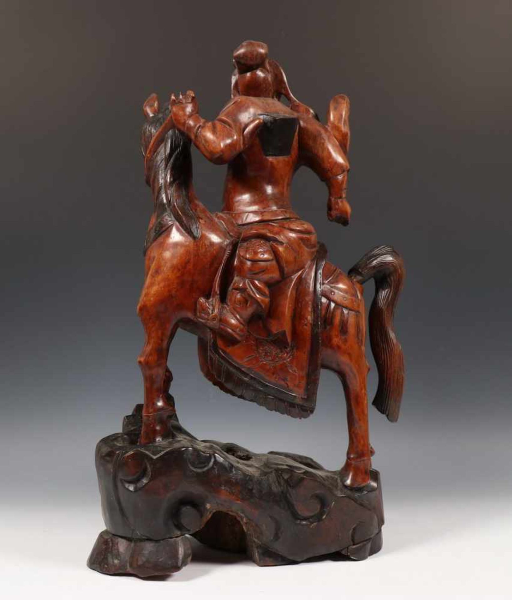 China, gestoken houten beeld van Mongoolse krijger te paard, ca. 1900;man met vaandel in een hand, - Image 6 of 6