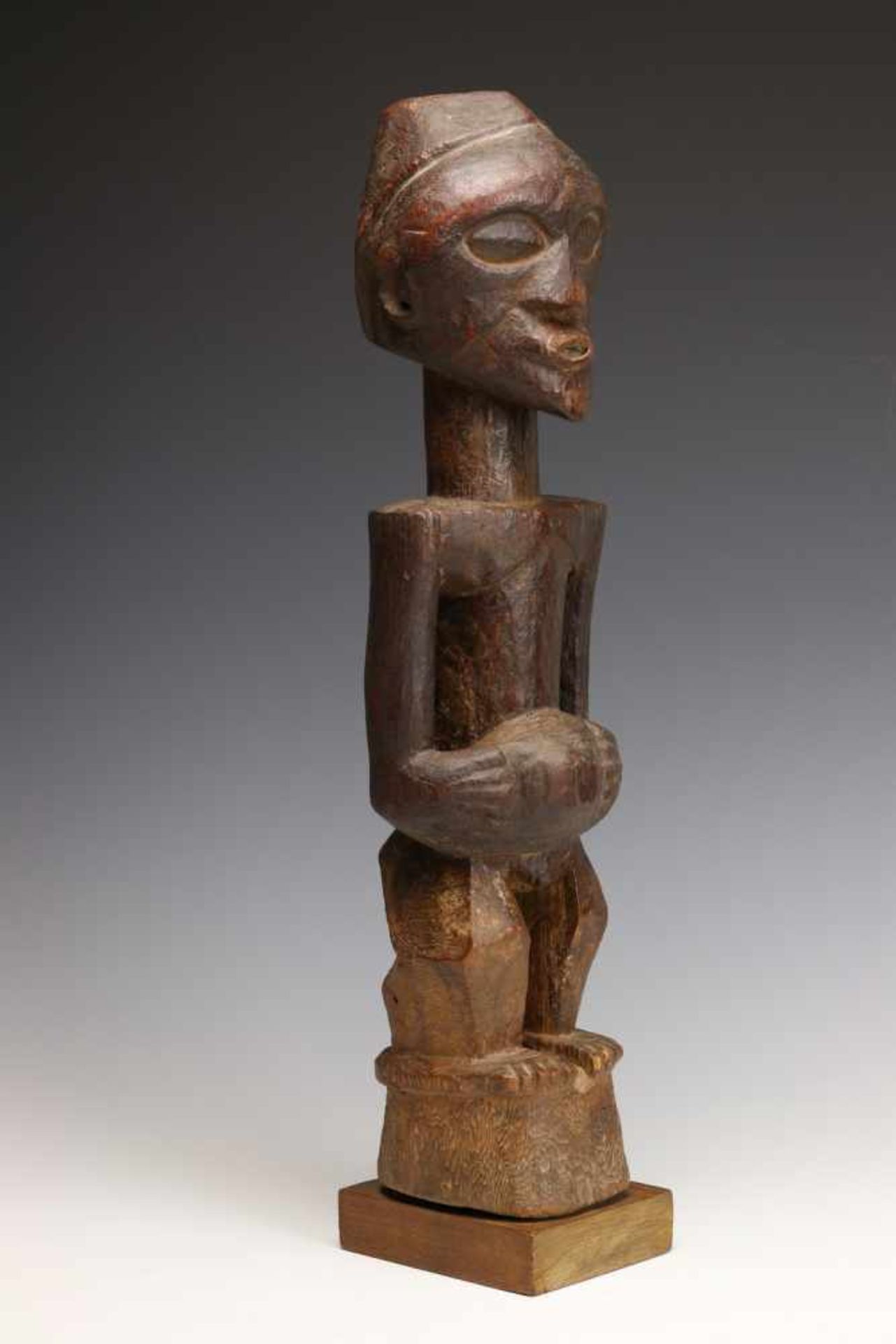 DRC., Songhe, male power figure,with hands on bulbous extention on the stomach, the face with - Bild 3 aus 5