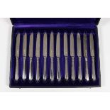 Engeland, set van twaalf vruchtenmessen Art Deco,puntfilet tapstoelopen geribd heft, William