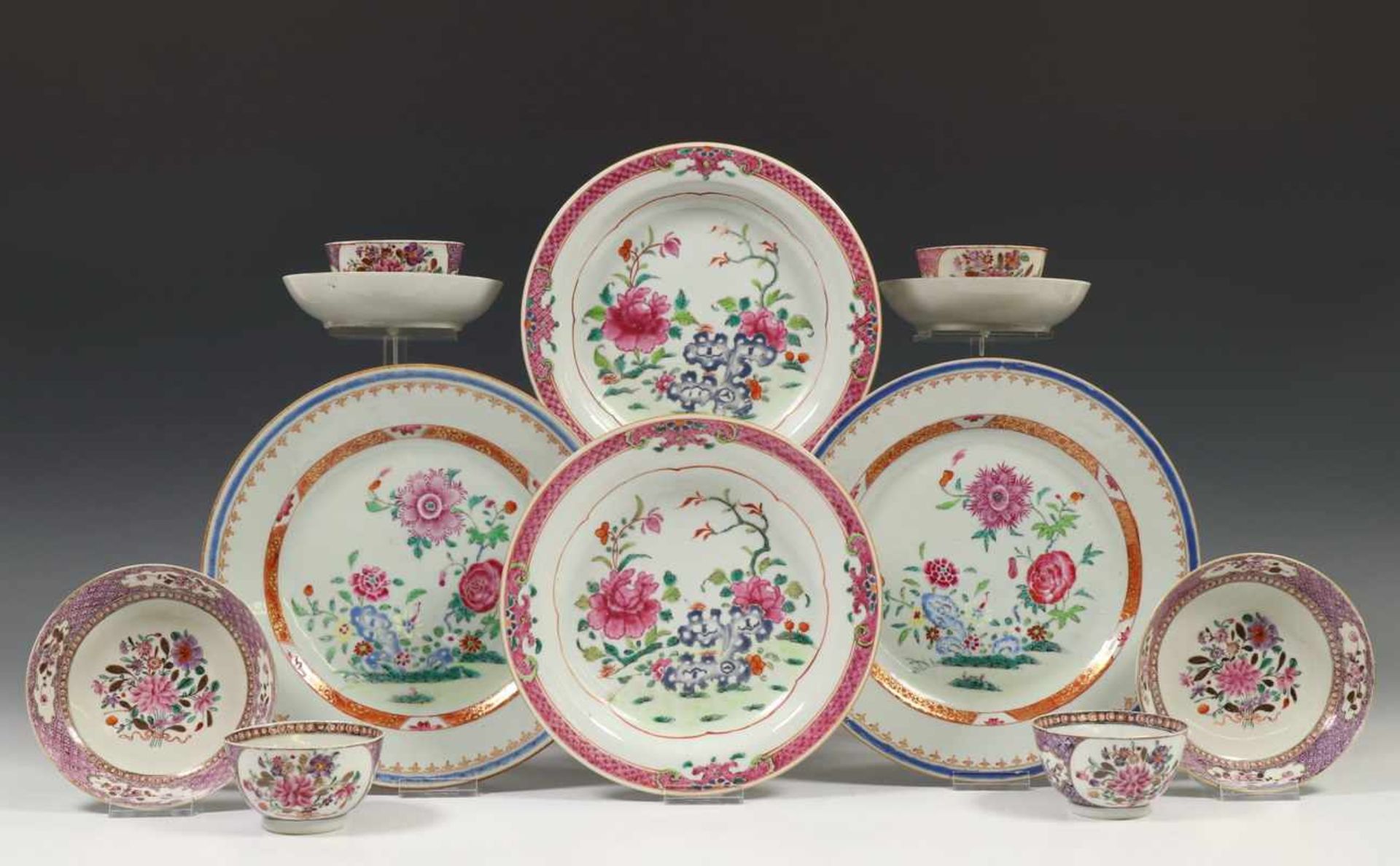 China, twee paar famille rose borden en vier koppen en vijf schotels, 18e eeuw(enkele met