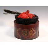 China, Manderijenen hoed in doosdiam. 29 cm.; [2]; China, Manderin hat, with red glas bead, feathers