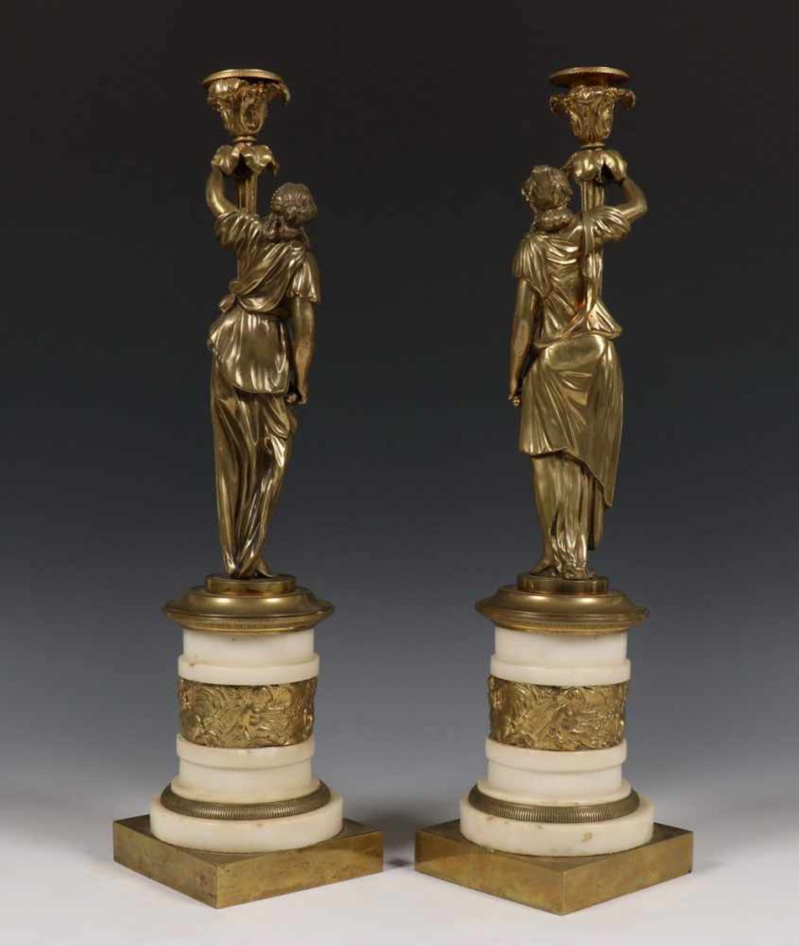Frankrijk, paar bronzen kandelaars in Louis XVI stijl, 19e eeuw,de stam in vorm van vrouwfiguur - Bild 3 aus 4