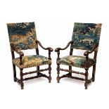 Paar notenhouten fauteuils in Louis XIV-stijl, 19e eeuw,gestoffeerd met tapisserie; 23000