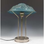 Tafellamp met geperst blauw glazen kaph. 45 cm.; 1140