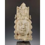 Hardstenen hoofd van Guanyinh. 41,5 cm.; [1]180