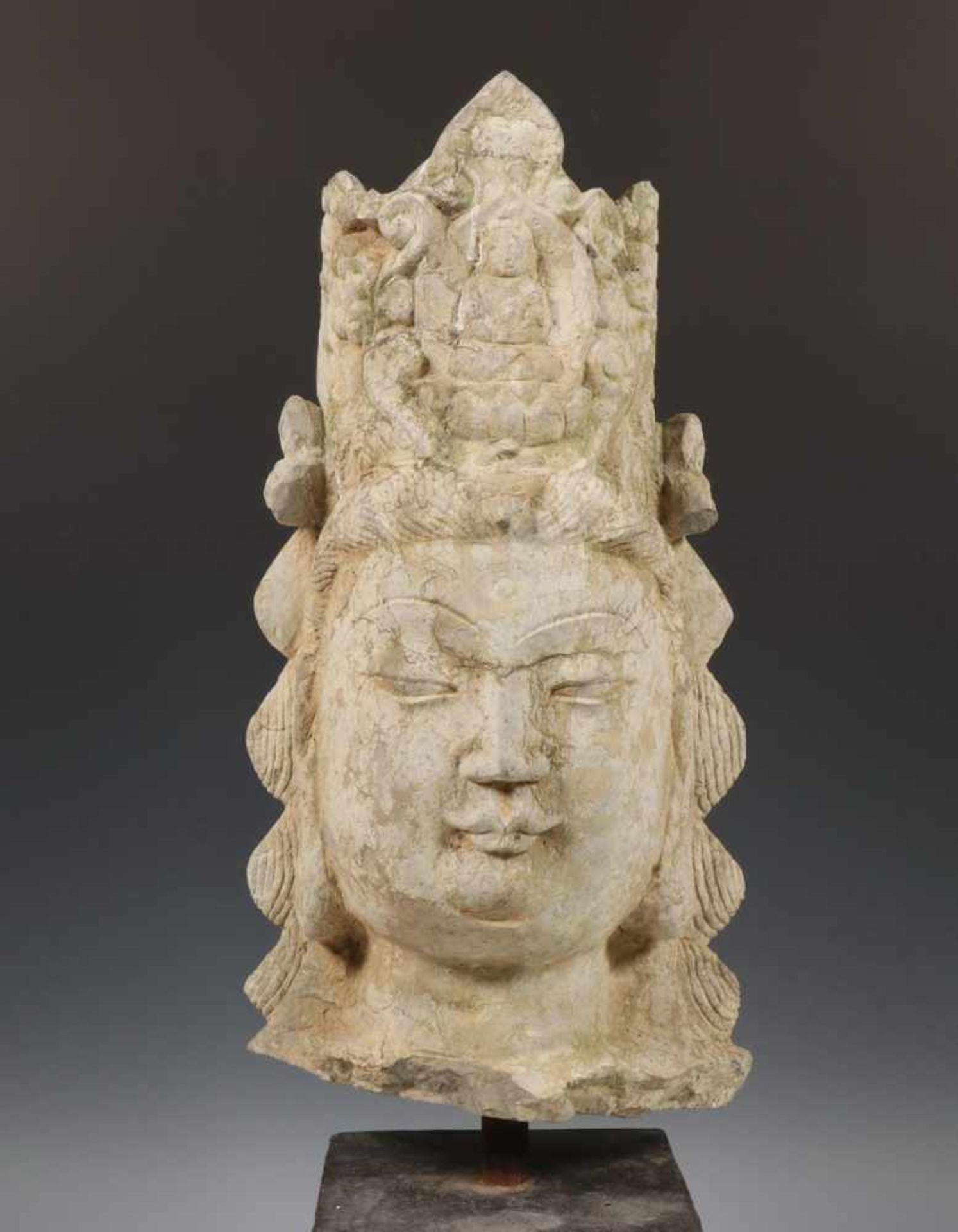 Hardstenen hoofd van Guanyinh. 41,5 cm.; [1]180
