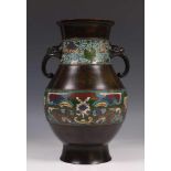 Japan, bronzen-cloisonne peervormige vaas, Bunsei periode, vroeg 19e eeuw,met olifantskoppen als