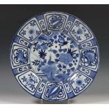 Japan, blauw-wit porseleinen Arita schotel, Edo periode,met Wanli decor van vakwerk (schilfers,