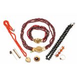 Diverse (glas) granaten sieraden, 19e eeuw,w.o. een armband en collier aan gouden sluiting, broche