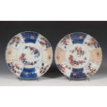 China, paar Imari plooiborden, 18e eeuw,met decor in vakwerk (randen fritting); diam. 27,5 cm.; [2];