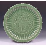 China, celadon schotel, 20e eeuw.Hierbij defecte dienschaal Qianlong; diam. 42 cm.; [2]150