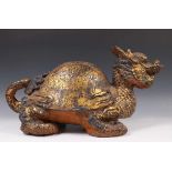 China, bronzen sculptuur van draak-schildpad, 20ste eeuwmet beschildering; l. 60, h. 30 cm.; [1]200