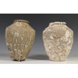 China, twee celadon voorraadpotten, eind 17e eeuw.Herkomst: Vung Tau Cargo; h. 22 cm.; Uit de