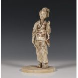 Japan, ivoren okimono, Meiji periode;Geisha, deel gegraveerd. Gesigneerd in lak (voet barst); ; h.