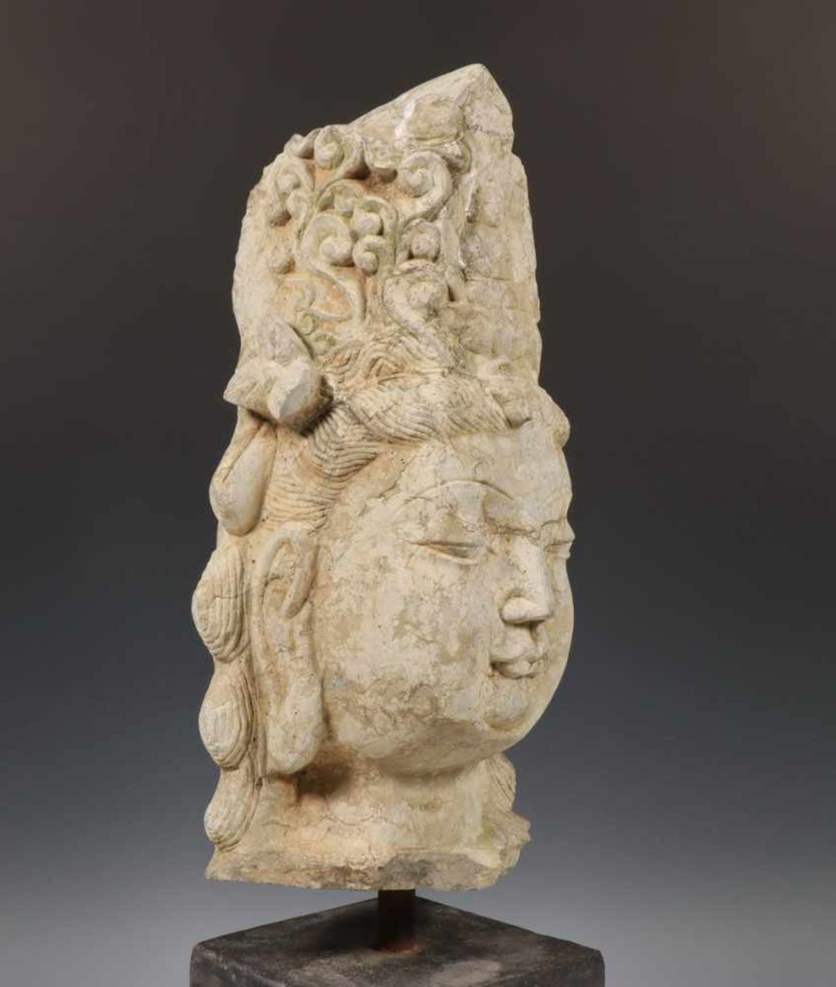 Hardstenen hoofd van Guanyinh. 41,5 cm.; [1]180 - Image 2 of 3