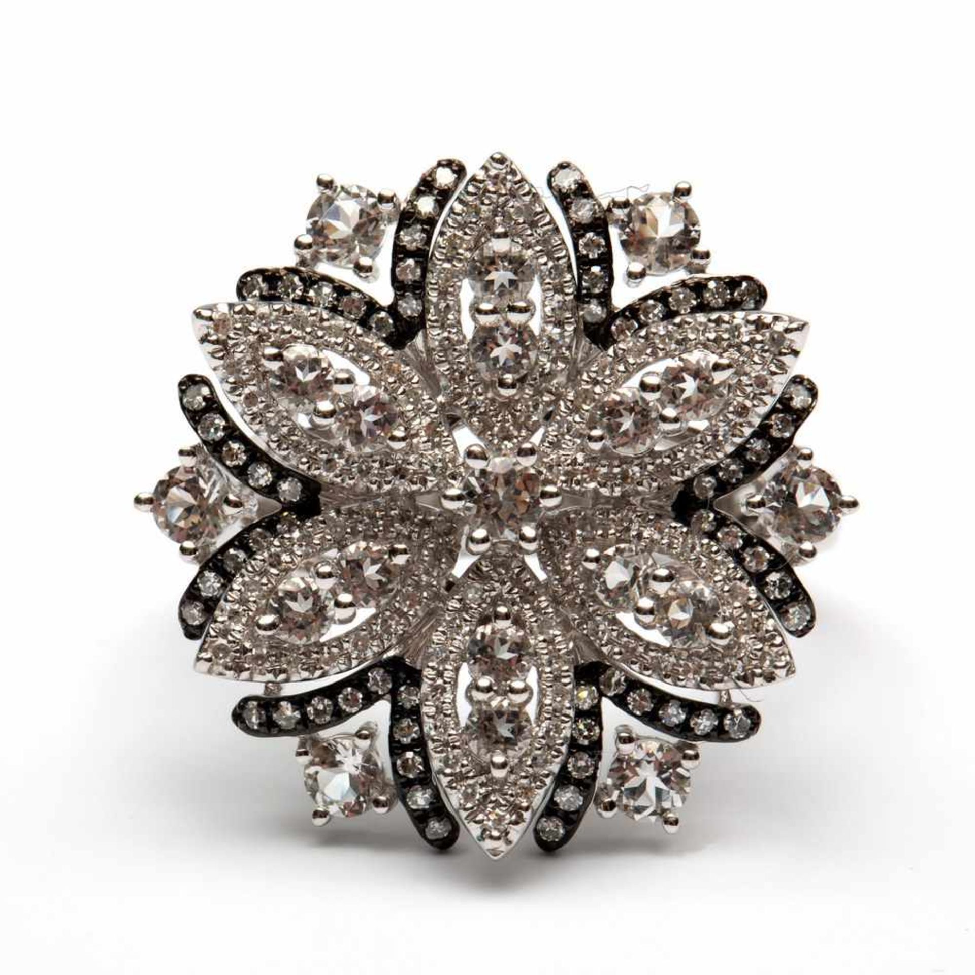 14krt. Witgouden ringkop in de vorm van een bloem, gezet met witte topaas en kleine diamanten; bruto