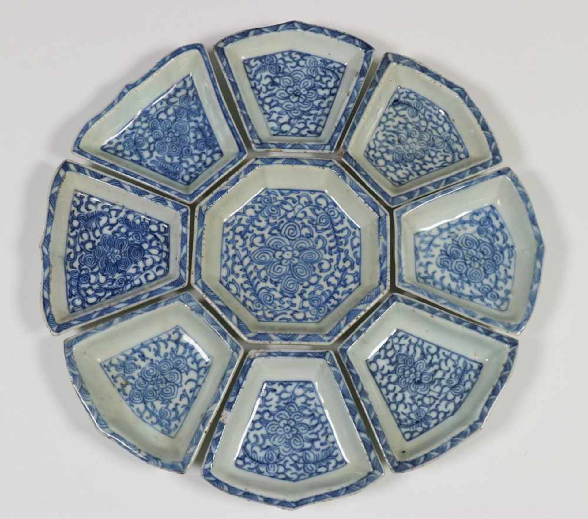 China, blauw-wit porseleinen hors d'oeuvregarnituur en drie theebussen, 19e eeuw(twee van