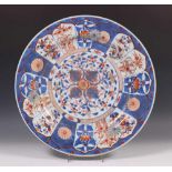 China, grote Imari schotel, Qianlong, vroeg 18e eeuw,met decor van granaatappels, de rand met