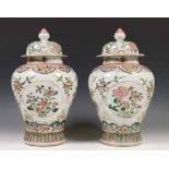 China, paar famille rose balustervormige vazen, Qing dynastie, 19e eeuw,met decor van lotussen in