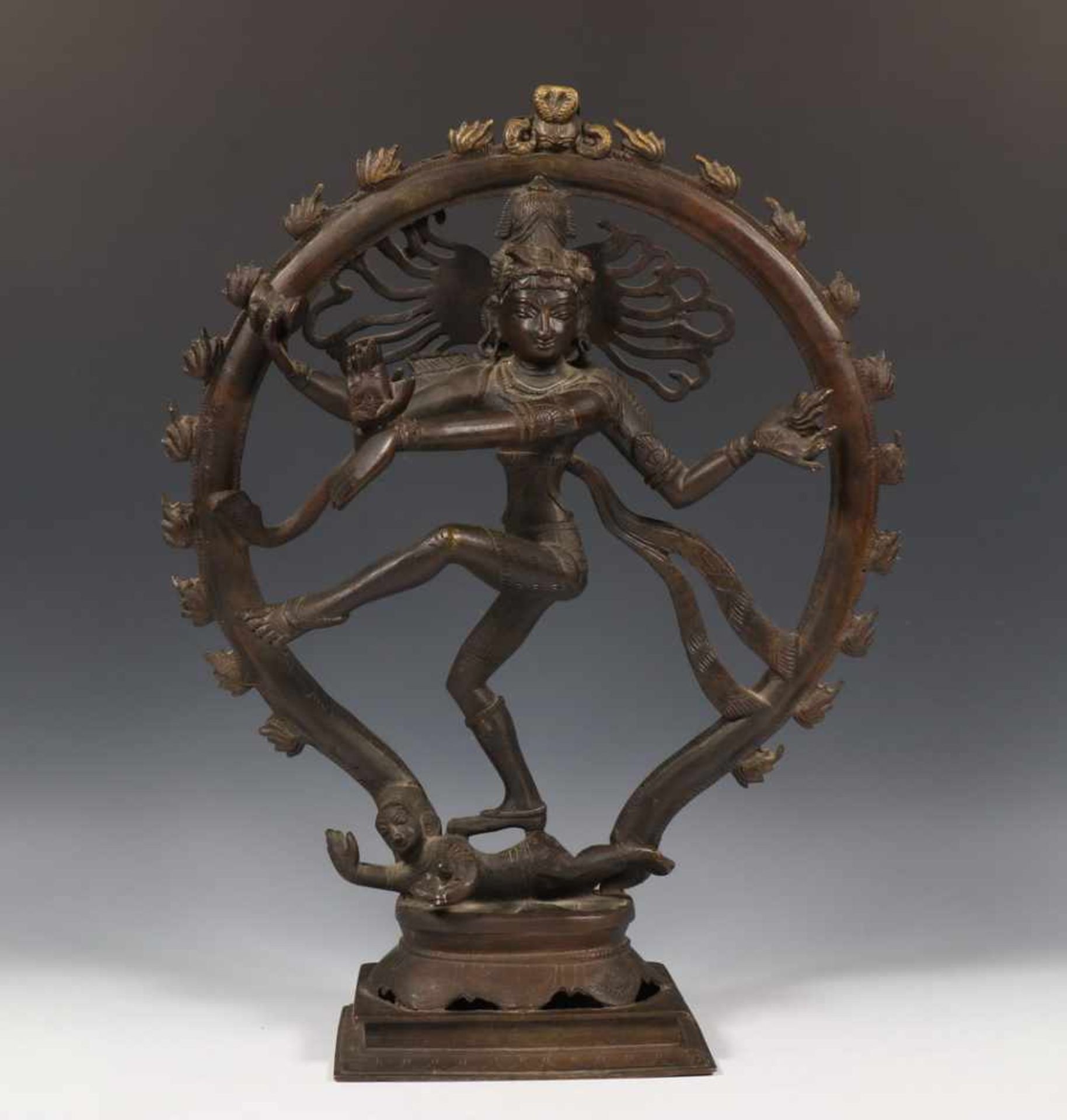India, bronzen sculptuur van dansende Shiva, Shiva Natarajh. 48 cm.; [1]160