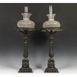 Paar gebronsde lampenop gedraaide voet, met glazen kap; h. 69 cm.; 21200