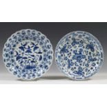 China, twee blauw-wit porseleinen borden, Kangxi,met geplooide rand en decor van lotussen. De